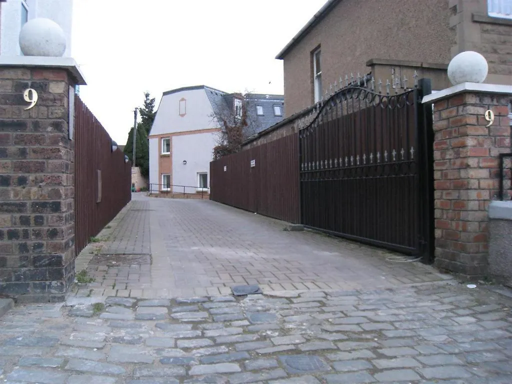 Featherhall Garden Court Apartments Edinburgh 0*,